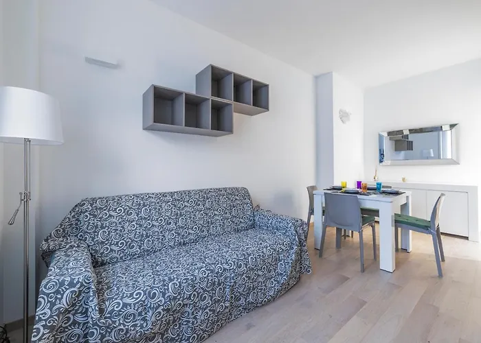 Milano Cosy Apt With Balcony!
